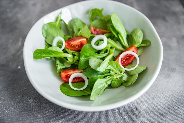 grüner salat gemüse tomate zwiebel salat mischung mache grün frisch gesund mahlzeit lebensmittel snack diät