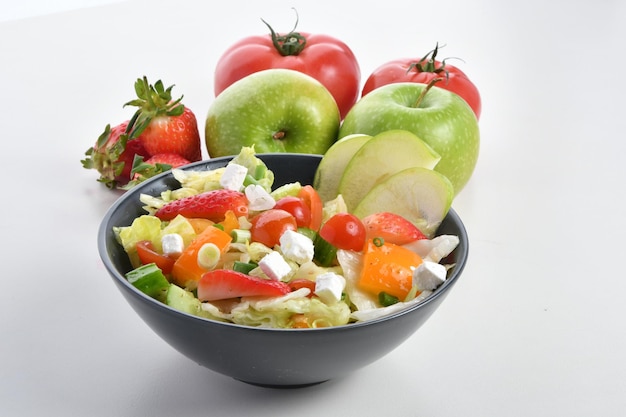 Grüner Salat getrennt auf weißem Hintergrund