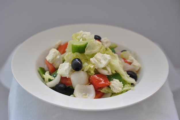 Grüner Salat in weißer Schale oder Platte, Salat im Restaurant