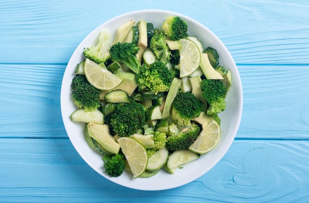Grüner Salat mit Avocado, Brokkoli, Gurke und Limette Gesunder vegetarischer Salat