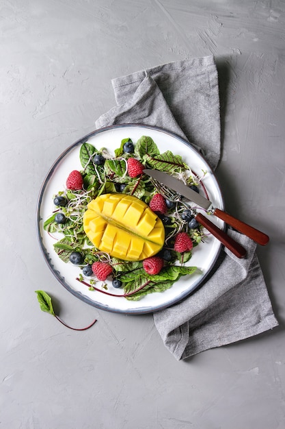 Grüner Salat mit Beeren