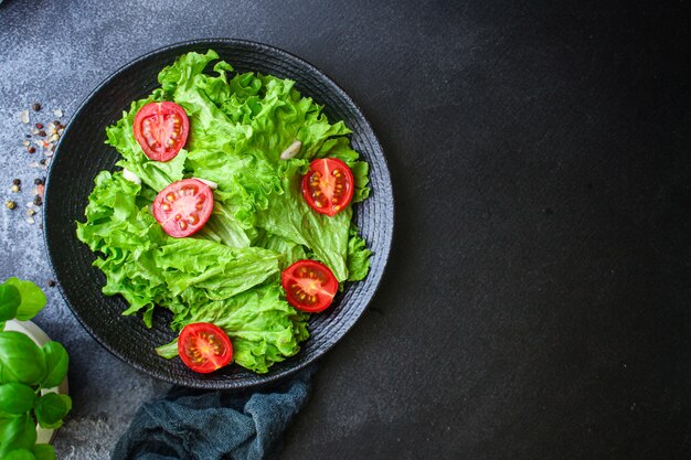 Grüner Salat mit frischem Tomatensalat