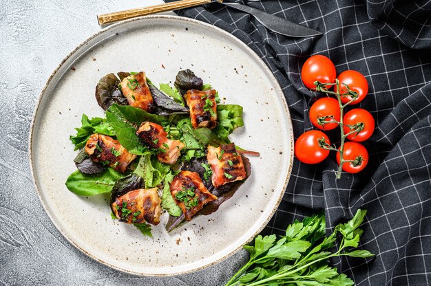 Grüner Salat mit gebackenen Hähnchenbrust eingewickelt in Schweinefleischspeck