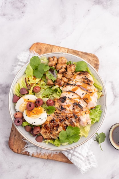 Grüner Salat mit gebackener Hähnchenbrust