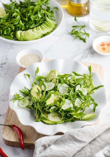 grüner salat mit gurke und avocado