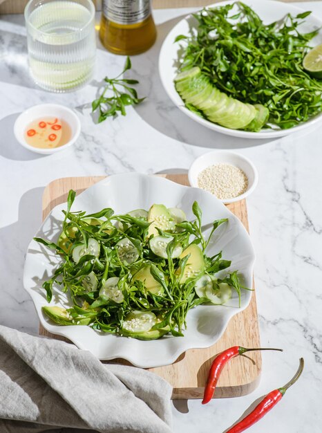 grüner salat mit gurke und avocado