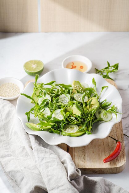 grüner salat mit gurke und avocado