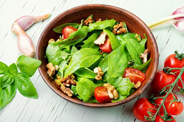 Grüner Salat mit Spinat und Sauerampfer