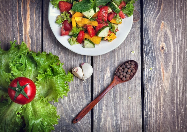 Grüner Salat und Gemüse auf dem Tisch