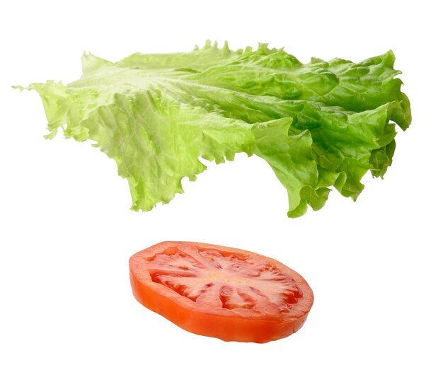 Grüner Salat und runde Scheibe reifer roter Tomaten, isoliert auf weißem Hintergrund