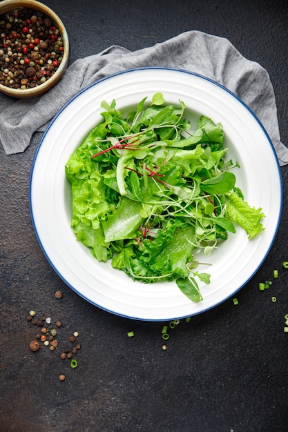 grüner salatblätter mischen frische kräuter blütenblätter vitamin frischer mahlzeitsnack auf dem tisch kopieren raum essen