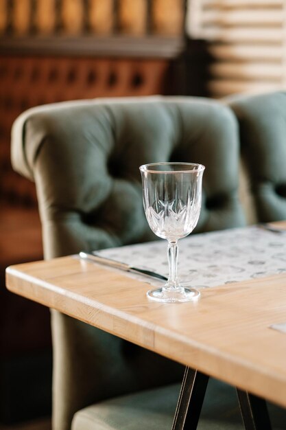 Grüner Sessel in einem leeren Café während der Pandemie Keine Gäste Tisch serviert