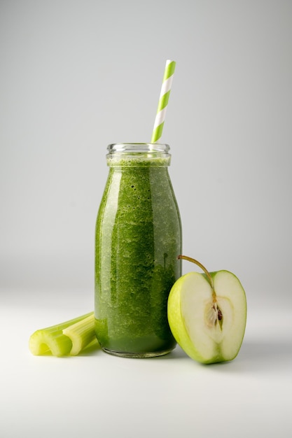 Grüner Smoothie Apfel-Bananen-Sellerie-Spinat-Detox-Smoothie-Shake-Getränk