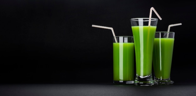 Grüner Smoothie auf schwarzem Hintergrund