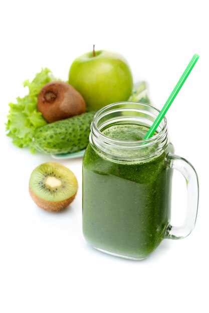 Grüner Smoothie auf weißem Hintergrund