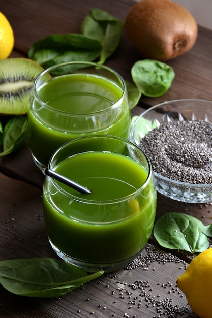 Grüner Smoothie aus Kiwi, Spinat, Birne und Zitrone