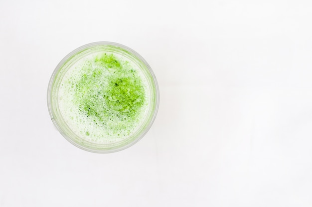 Grüner Smoothie mit Apfel, Kiwi, Spinat