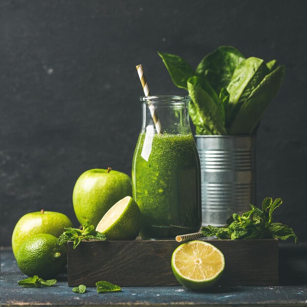 Grüner Smoothie mit Apfel Römersalat Limette Minze Dunkler Hintergrund