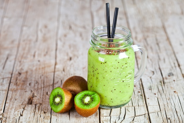 Grüner Smoothie mit Kiwi-, Apfel-, Zitronen- und Leinensamen.