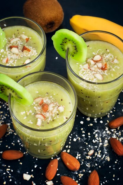 Grüner smoothie mit kiwi, haferkleie und mandeln