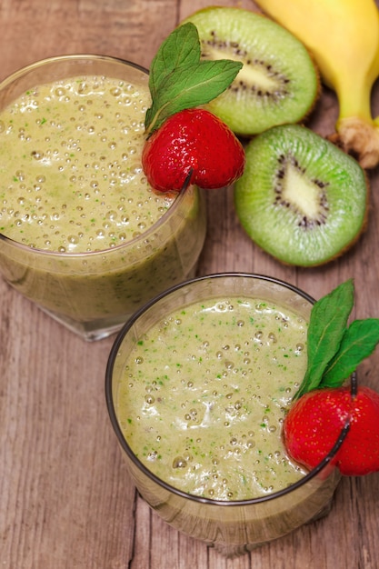 Grüner Smoothie mit Kiwi und Banane.