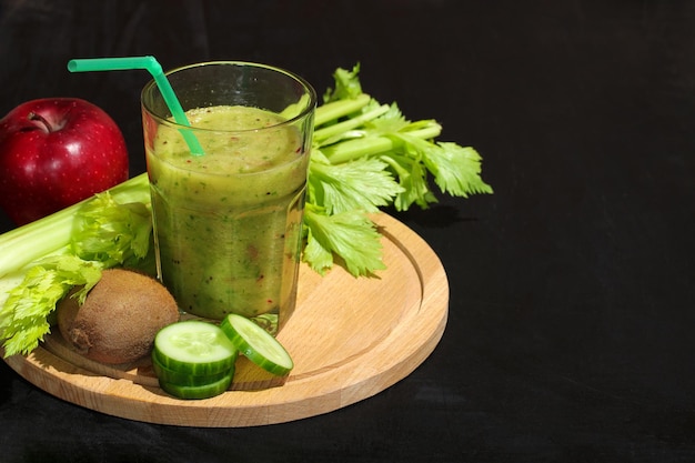 Grüner Smoothie mit Sellerie-Apfel-Gurke und Kiwi