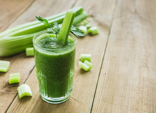 Grüner Smoothie mit Sellerie und Spinat im Glas