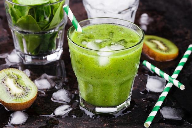 Grüner Smoothie mit Spinat und Kiwi, Vitamin