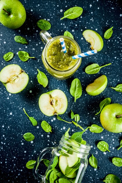 Grüner Smoothie mit Spinat und Äpfeln