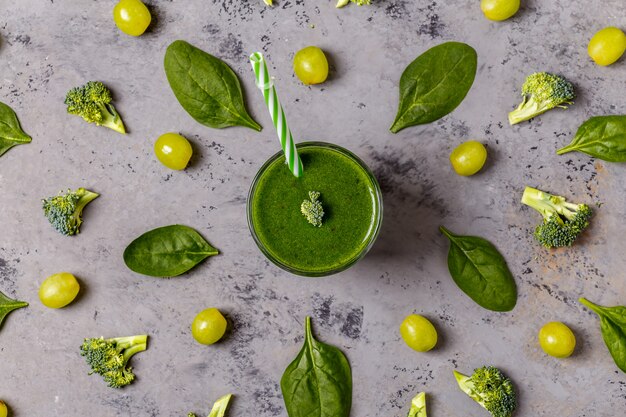 Grüner Smoothie mit Zutaten, Draufsicht