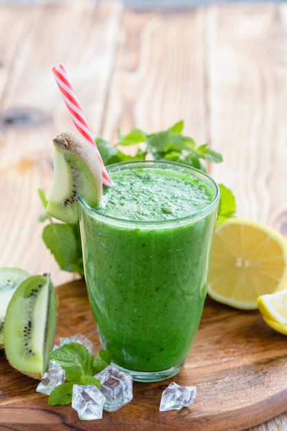 Grüner Smoothie von Obst und Gemüse auf einem Holztisch