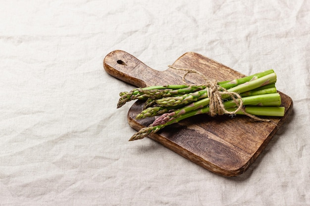 Foto grüner spargel auf einem holzschneidbrett