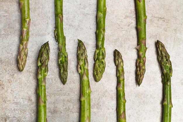 Grüner Spargel auf einer Küchentheke aus Marmor in Draufsicht