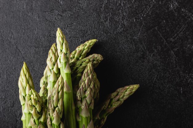 Grüner Spargel auf schwarzem Hintergrund mit Kopierraum