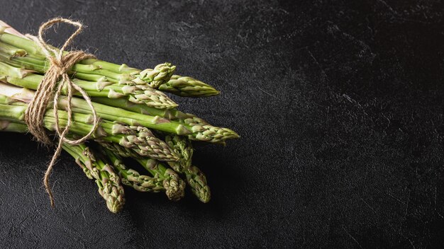 Grüner Spargel auf schwarzem Hintergrund mit Kopierraum