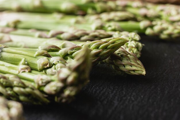 Grüner Spargel auf schwarzem Hintergrund