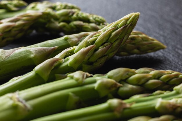 Grüner Spargel auf schwarzem Hintergrund