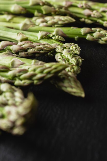 Grüner Spargel auf schwarzem Hintergrund