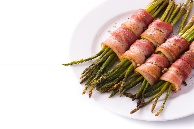 Grüner Spargel mit Speck umwickelt