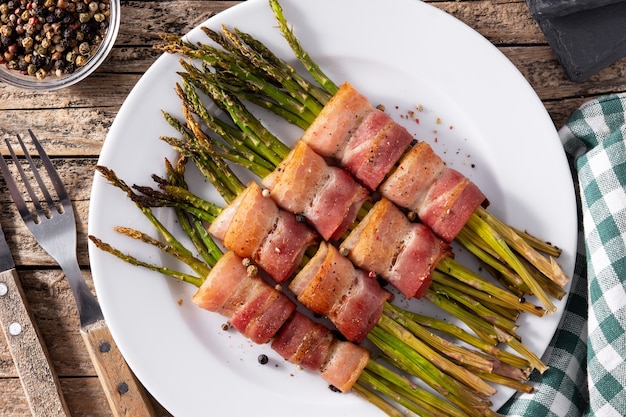 Grüner Spargel mit Speck umwickelt