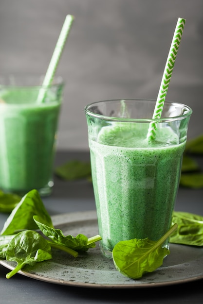 Grüner Spinat-Smoothie mit Spirulina