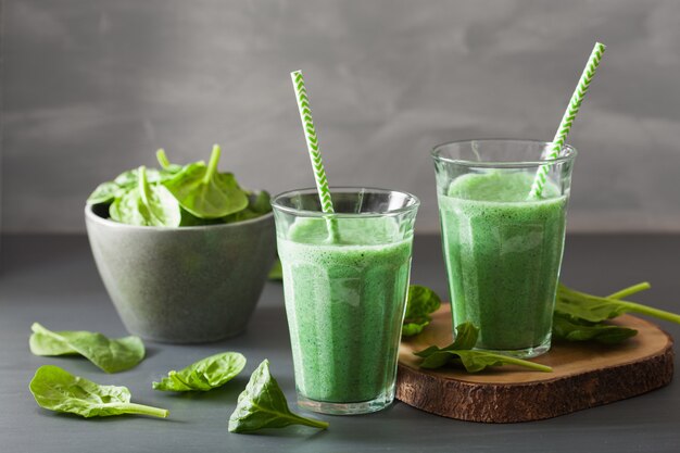 Grüner Spinat-Smoothie mit Spirulina