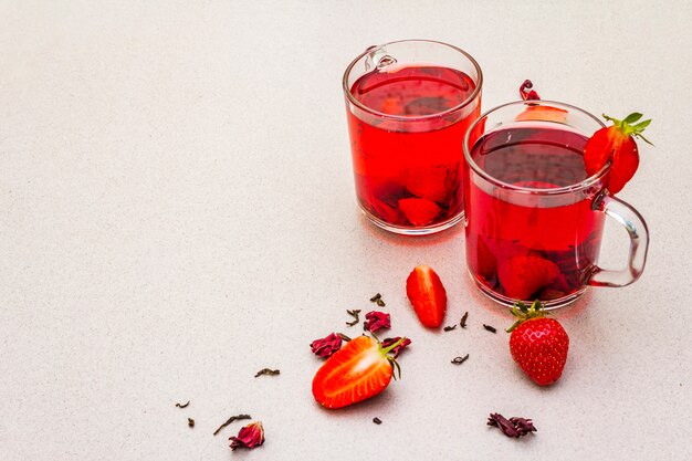 Grüner Tee des Sommererdbeerhibiscus