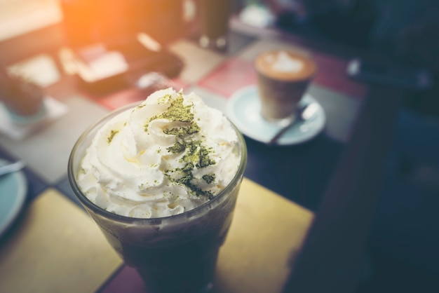 grüner Tee Frappe mit Schlagsahne