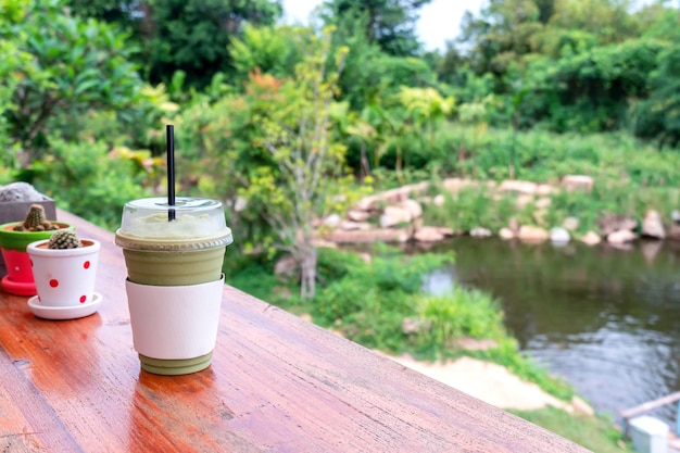 grüner Tee frappe und gemischt. Sweety Smoothie-Getränk zum Entspannen und Gesundwerden an heißen Sommertagen.