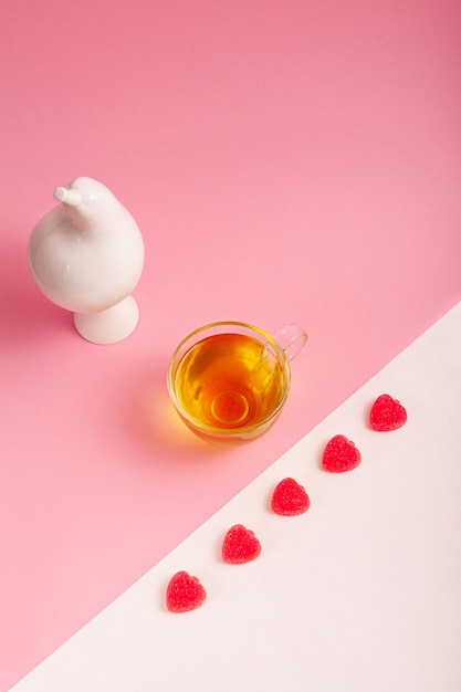 Grüner Tee in einer Tasse auf einem rosa Hintergrund