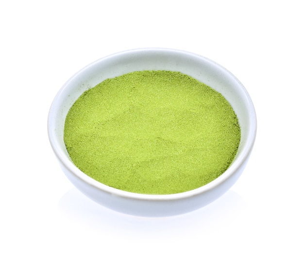 Grüner Tee in Pulverform isoliert auf weißem Hintergrund