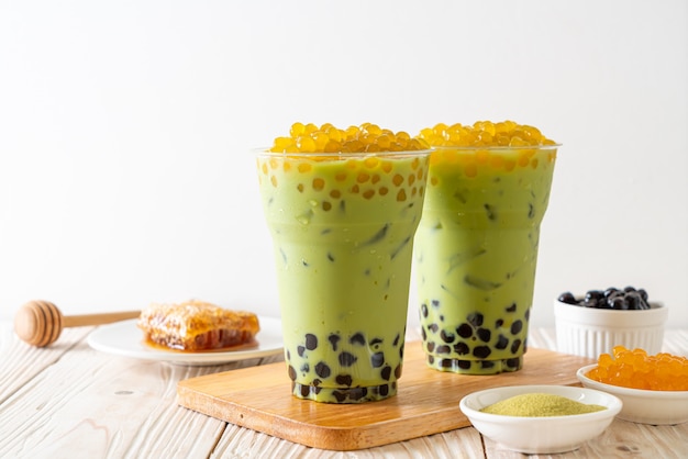 grüner Tee Latte mit Blase und Honigblasen