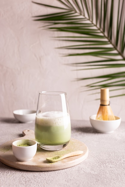 Grüner Tee Matcha Latte auf einem weißen Steinbrett