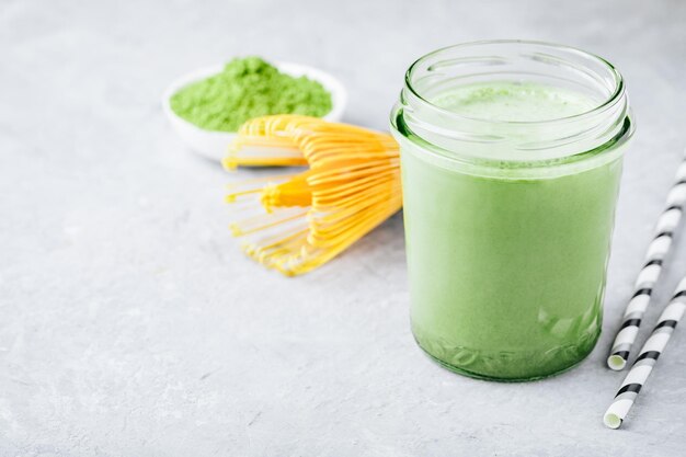 Grüner Tee Matcha-Milchshake im Glasgefäß